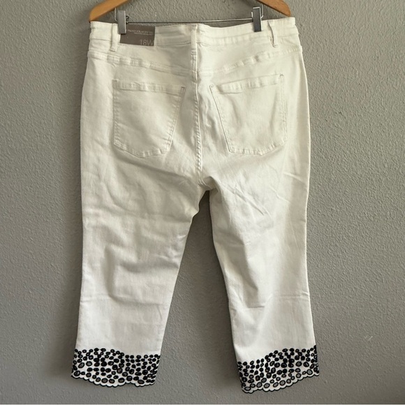 Soft Surroundings Solene Eyelet Crop Denim Jeans
Size 18W
NWT - Picture 4 of 8